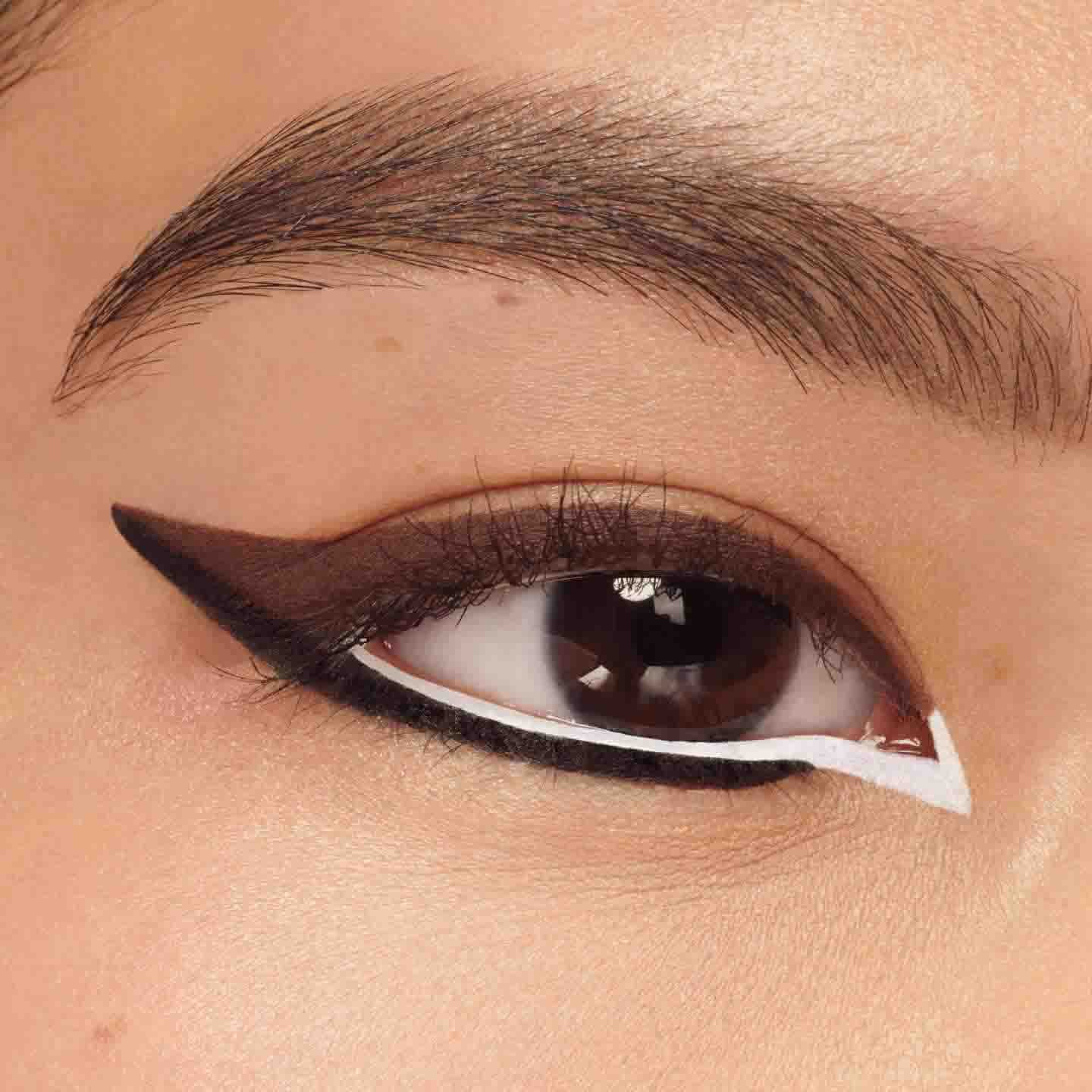 Nahaufnahme eines Augen mit einem Triple Flick Schwarz-Weiß Eyliner