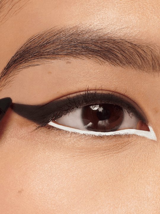 Auge mit weißem Eyeliner auf der Wasserlinie in Komibation mit schwarzem Eyeliner