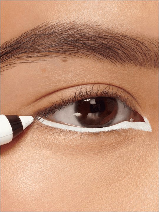 Auge mit weißem Eyeliner auf der Wasserlinie