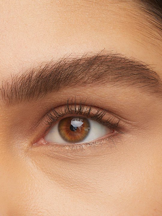 Nahaufnahme eines Augenes einer Frau mit fluffy Brows