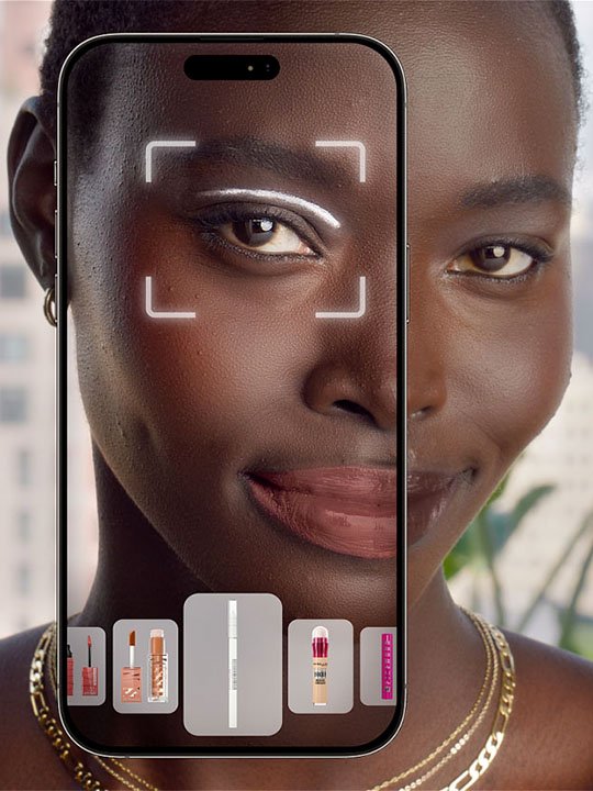 Frau mit Smartphone vor dem Gesicht, das virtuell Make-up wie weißen Eyeliner und Lippenfarbe zeigt – Darstellung eines AR-Make-up-Filters.