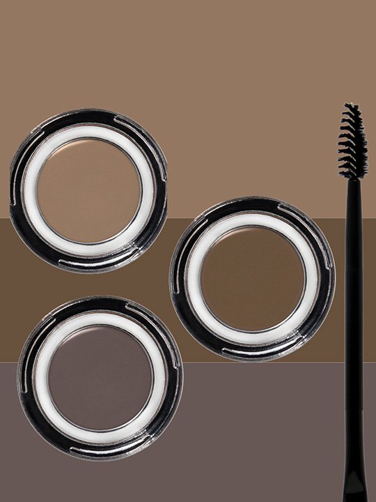 Drei Maybelline Brauenpuder in unterschiedlichen Brauntönen mit Applikatorbürstchen – Produktpräsentation auf Farbflächen.
