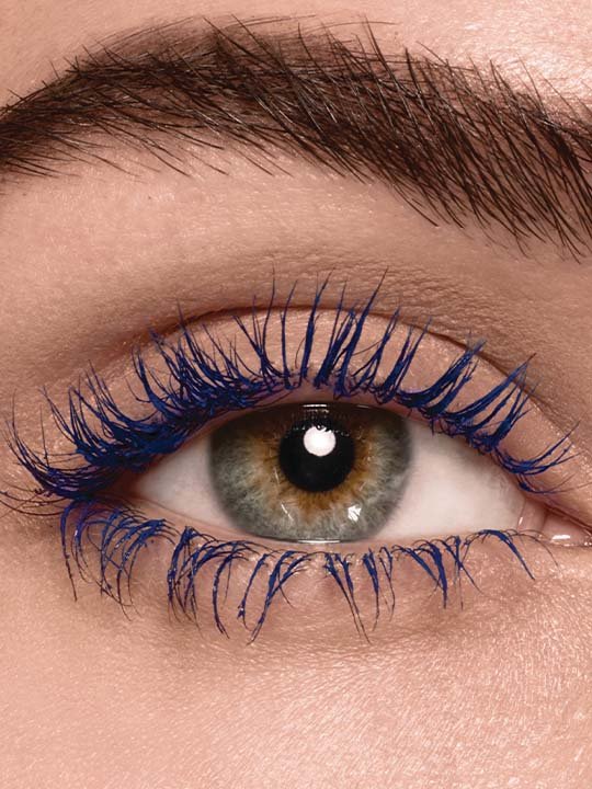 Makroaufnahme eines Auges mit getuschten Wimpern in kräftigem Kobaltblau – farbintensiver, auffälliger Wimpern-Look.