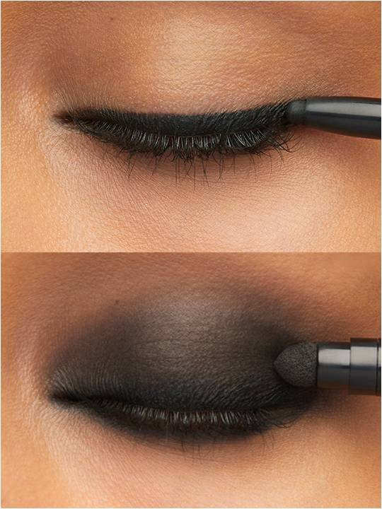 Nahaufnahme von einem Auge, dass erst mit Eyeliner und dann mit Lidschatten zu einem Smokey Eye Look geschminkt wird