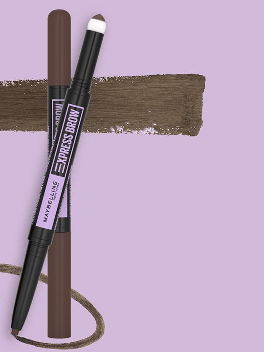 Maybelline Express Brow 2-in-1-Stift in Braun mit pudriger Spitze und Stiftseite, inszeniert auf fliederfarbenem Hintergrund mit Farbstrich.