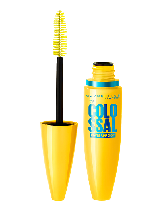 Geöffnete wasserfeste Mascara „The Colossal“ von Maybelline in knalligem Gelb mit blauer Aufschrift und gelber Bürste.