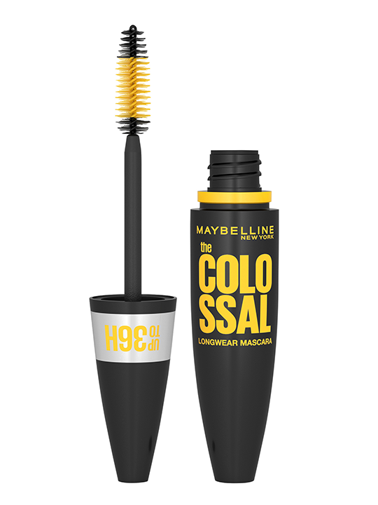 Offene schwarze Mascara „The Colossal“ von Maybelline New York mit gelber Schrift und gelber Bürste, für bis zu 36 Stunden Halt.