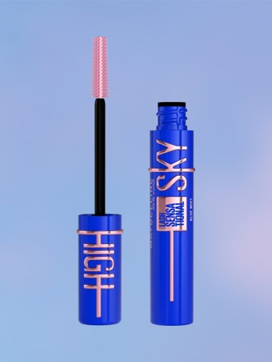 Geöffnete blaue Sky High Mascara mit roséfarbener Gummibürste auf blauem Hintergrund.