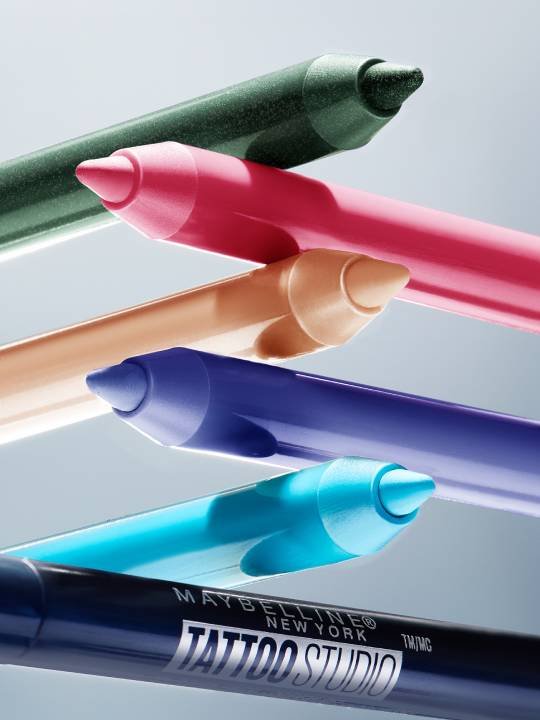 Sechs Kajal-Stifte in verschiedenen Farbtönen übereinander von Maybelline New York