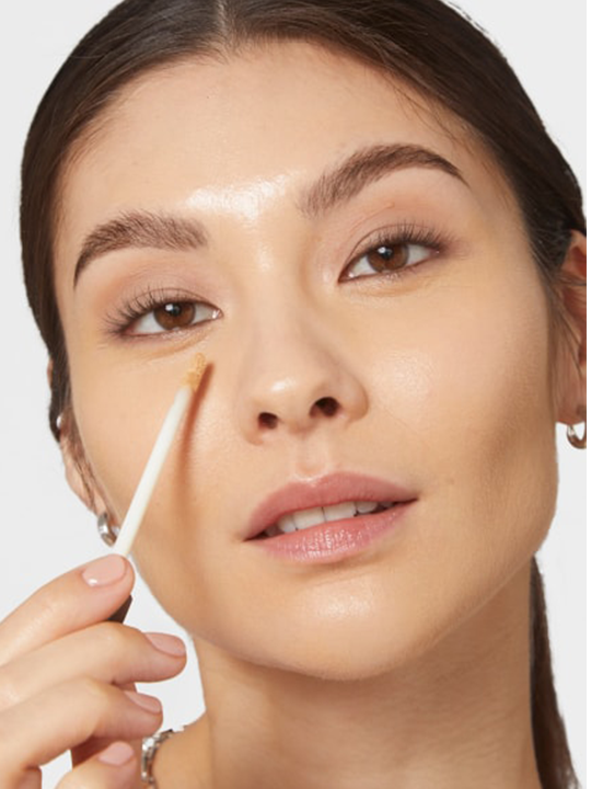 Concealer wird aufgetragen