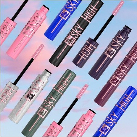 Mehrere Maybelline Sky High Mascaras in verschiedenen Farben mit blau-rosa Himmel im Hintergrund