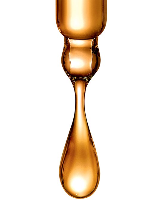 Goldene Pipette mit einem glänzenden Tropfen Serum – luxuriöse, minimalistische Produktdarstellung auf weißem Hintergrund.