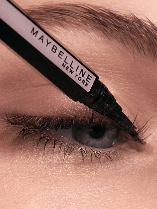 Bild eines Frauenauges mit nach unten gerichteten Augen und Eyeliner