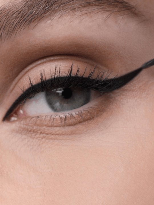 Bild eines Frauenauges mit Schlupflid und Eyeliner