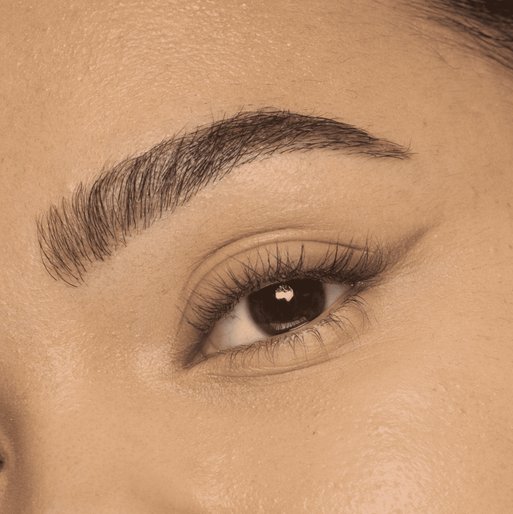 Nahaufnahme vom Auge einer jungen Frau mit leichtem Eyeliner und definierten Augenbrauen