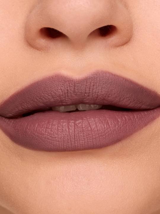 Leicht geöffneter Mund mit einem dunklen Violettbraunen Lippenstift