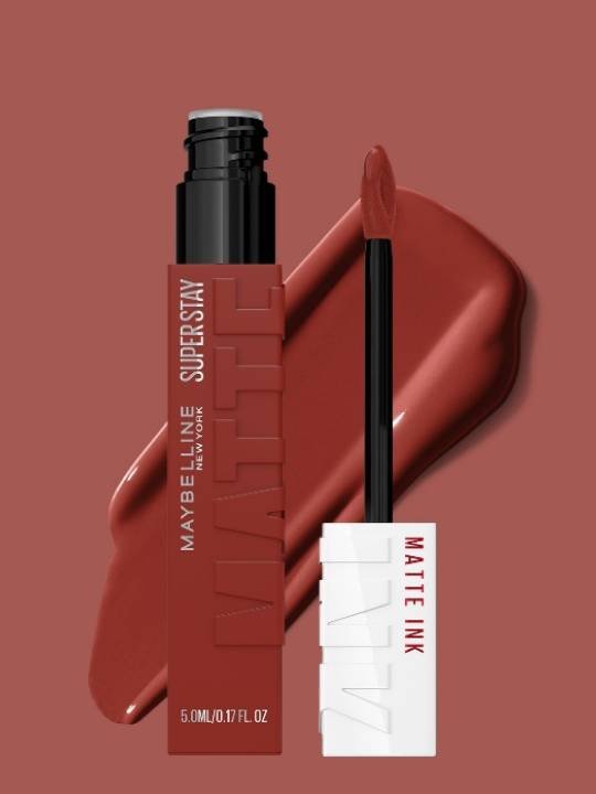 Geöffneter Super Stay Matt Ink Lippenstift in braun vor einem rötlich braunem Hintergrund