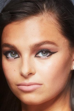 Nahaufnahme von einer Frau mit Eyeliner