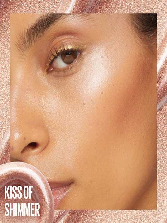 Gesicht einer Frau, die den Sunkisser Highlighter in Kiss of Shimmer auf ihrer Wange trägt
