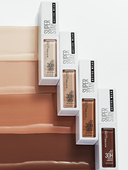 Produktfotografie des Maybelline Super Stay Active Wear Concealers in verschiedenen Farbtönen auf farblich abgestimmtem Hintergrund.
