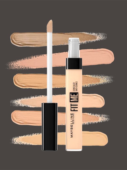 Maybelline Fit Me Concealer mit Farbmustern auf dunklem Hintergrund.