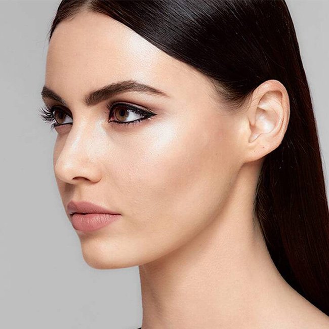 Junge, geschminkte Frau trägt das langanhaltende Super Stay 24h Makeup