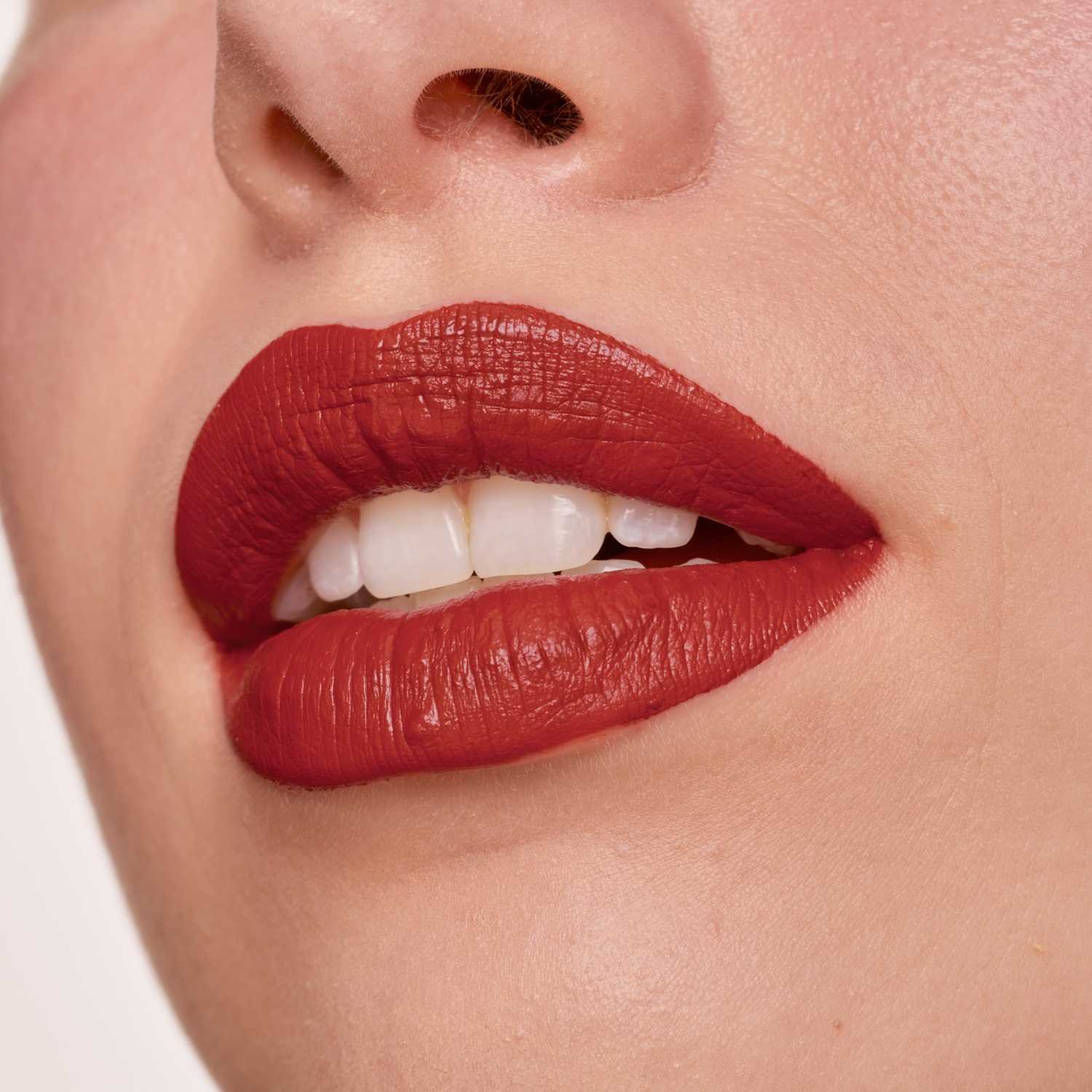 Nahaufnahme einer Frau mit leicht geöffneten, schönen und rot geschminkten Lippen