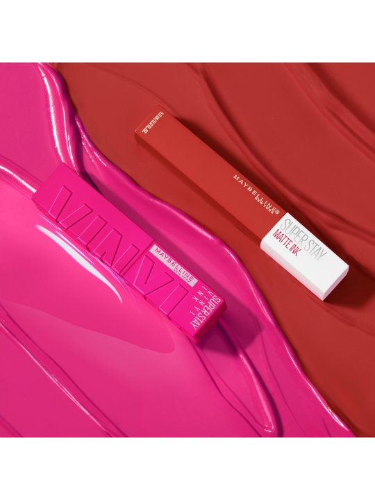 Super Stay Vinyl Ink und Super Stay Matte Ink Lippenstift auf pinkem und rotem cremigen Hintergrund