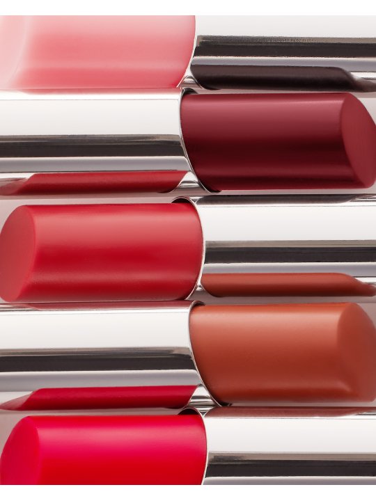 Fünf Farbtöne des Moisture Extreme Lippenstifts von Maybelline New York