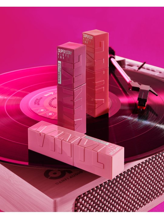 Drei Super Stay Vinyl Ink Lippenstifte von Maybelline New York auf einem Vinyl-Plattenspieler
