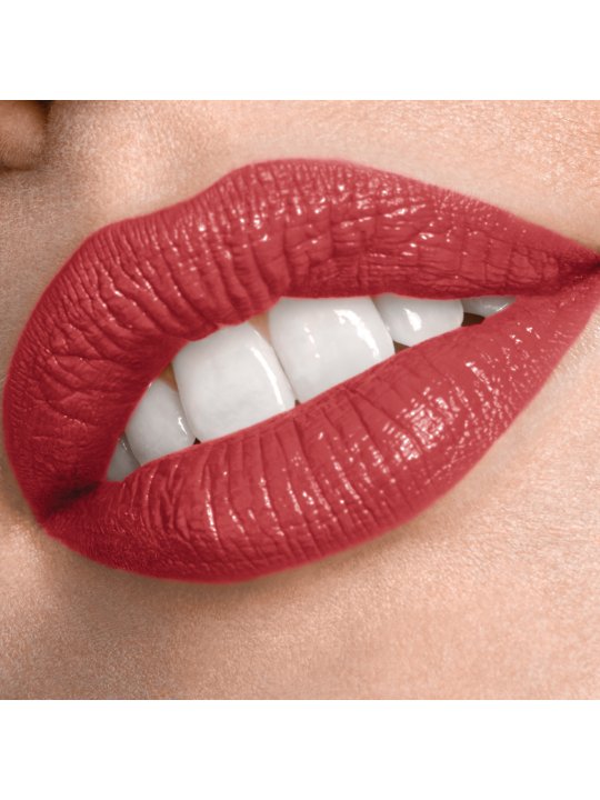 Nahaufnahme von einem leicht geöffneten Mund geschminkt mit dem Super Stay 24H Lippenstift