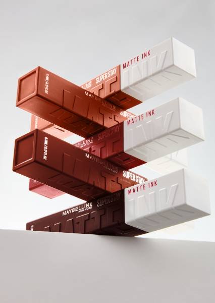 Vier aufeinander gestapelte Maybelline Super Stay Vinyl Inks in verschiedenen Brauntönen