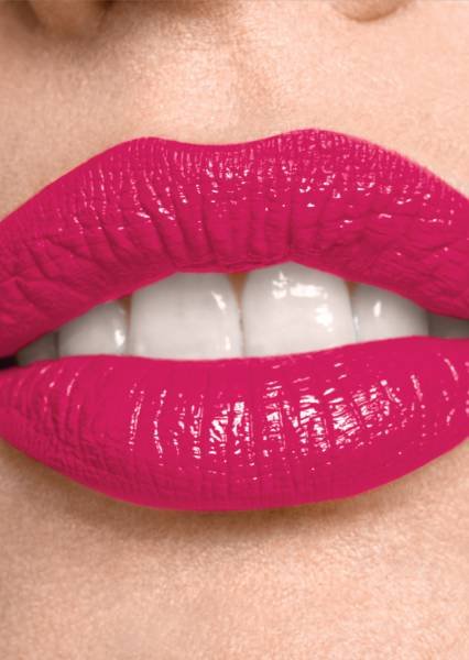 Geöffnete, lächelnde Lippen mit pinken glänzenden Lippenstift 