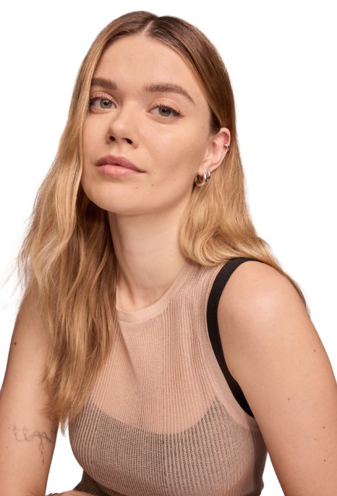 Junge, blonde Frau mit natürlich aussehendem Make-up im No Make-up Look