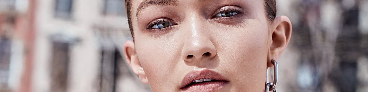 Gesichts-Make-up-Tutorials Banner – Nahaufnahme von Gigi Hadid