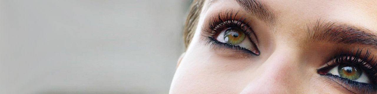 Augen-Make-up-Tutorials illustratives Bannerbild – Nahaufnahme der Augen einer Frau mit Mascara