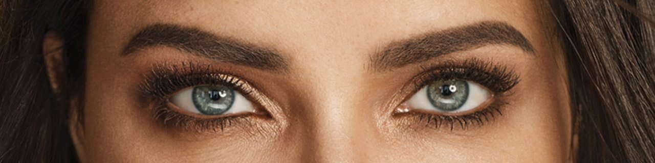 Augenbrauen-Make-up-Tutorials illustratives Bannerbild – Nahaufnahme der Augenbrauen und Augen einer Frau