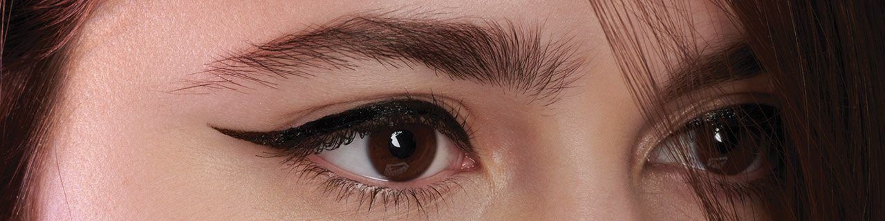 Eyeliner-Make-up-Tutorials illustratives Bannerbild – Nahaufnahme des Auges einer Frau mit Eyeliner