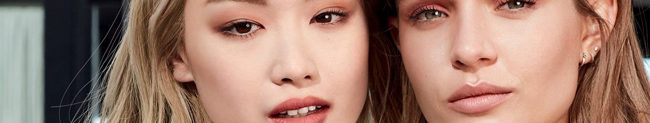 Maybelline Gesicht-Make-up-Produkte illustratives Bannerbild – Nahaufnahme von zwei blonden Models 