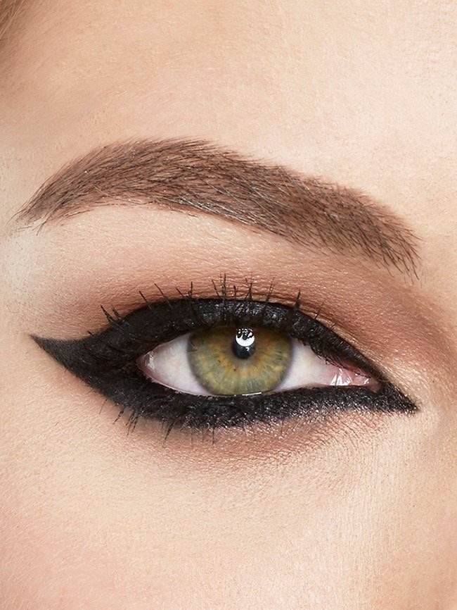 Maybelline Eyeliner – Nahaufnahme eines Auges mit Rundum-Wing-Look