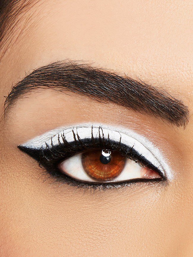 Maybelline Eyeliner – Nahaufnahme eines Auges mit black -white-Look