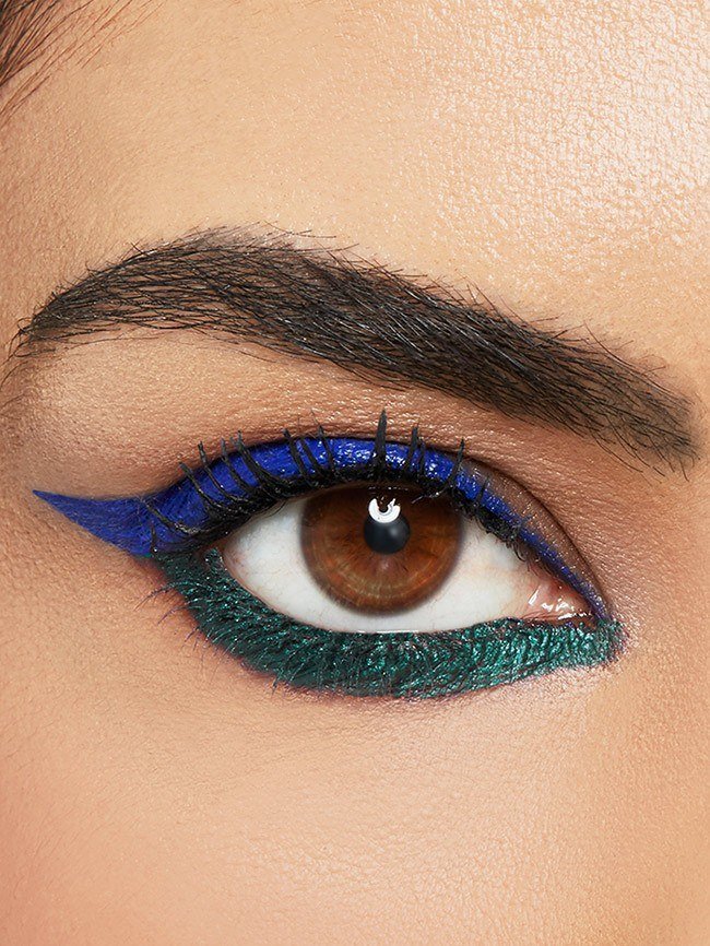 Maybelline Eyeliner – Nahaufnahme eines Auges mit blue-green-Look