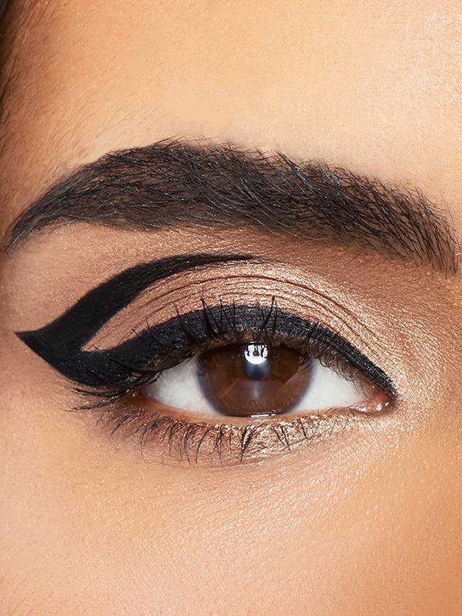 Maybelline Eyeliner – Nahaufnahme eines Auges mit Graphic Arrow-Look