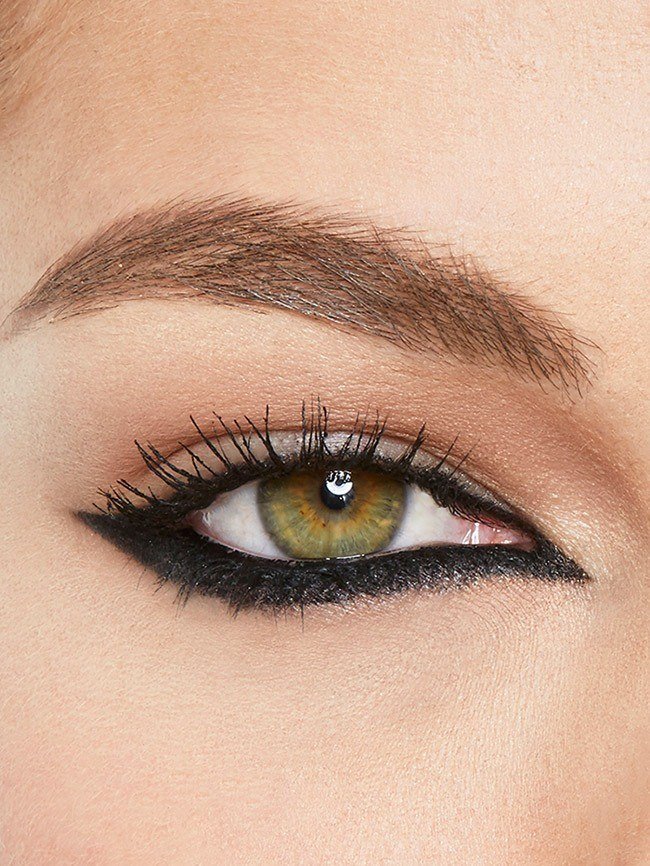 Maybelline Eyeliner – Nahaufnahme eines Auges mit Reverse Wing-Look