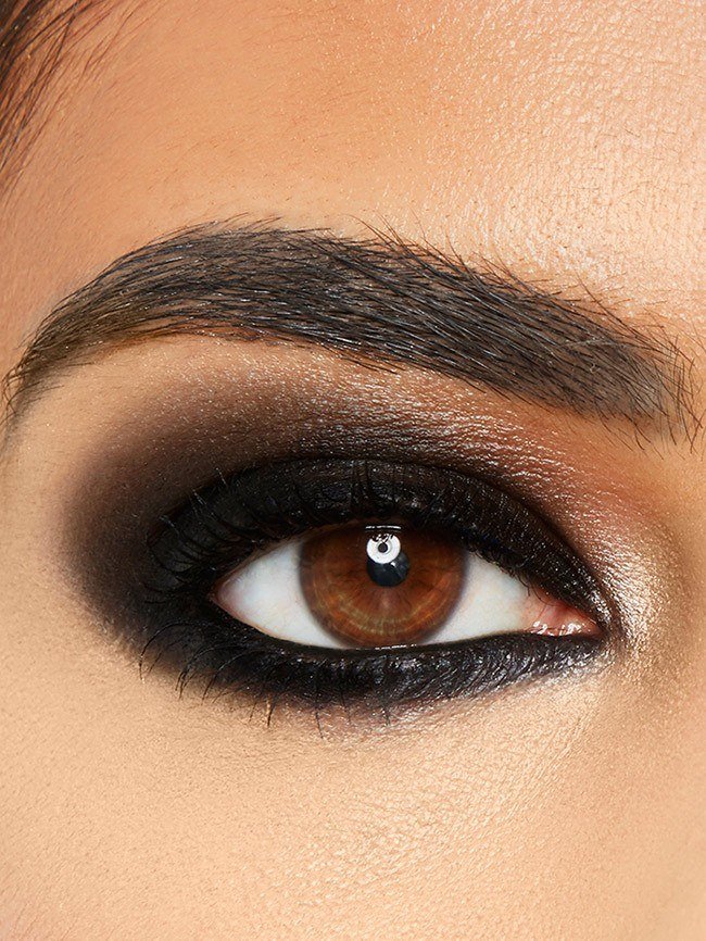 Maybelline Eyeliner – Nahaufnahme eines Auges mit Smokey-Eye-Look