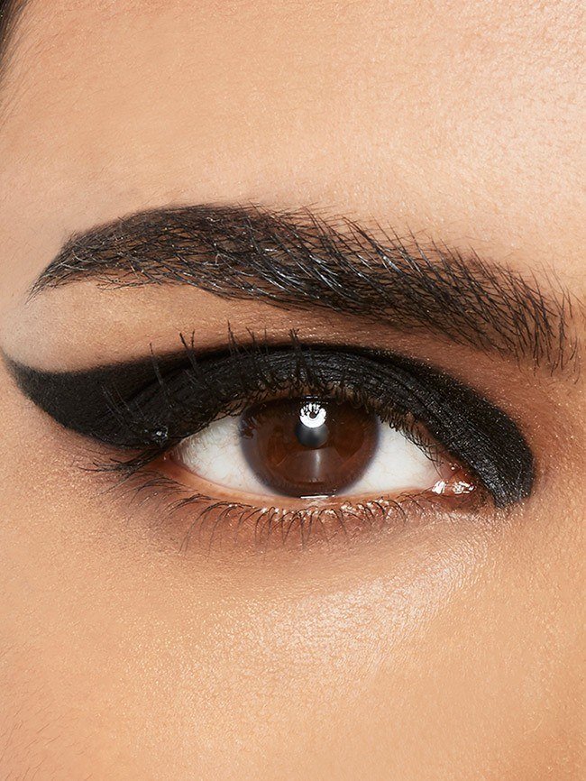 Maybelline Eyeliner – Nahaufnahme eines Auges mit Thick Wing-Look