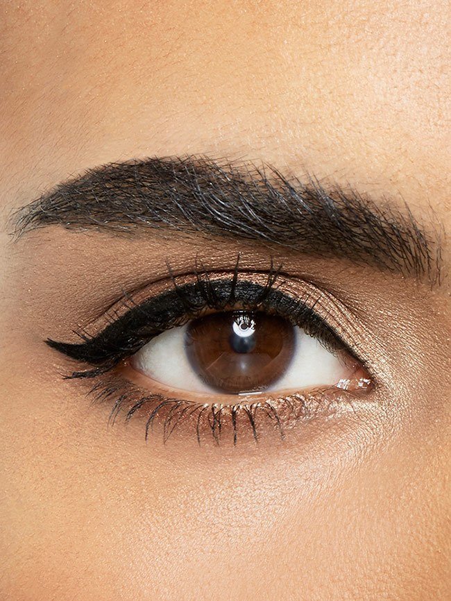 Maybelline Eyeliner – Nahaufnahme eines Auges mit Wing Liner-Look