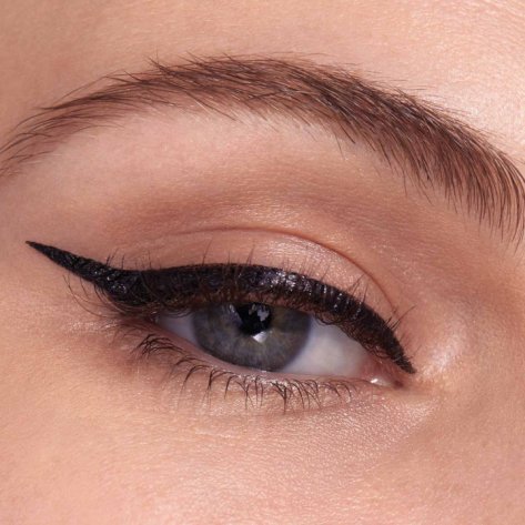 Auge einer Frau mit einem perfekten Eyeliner
