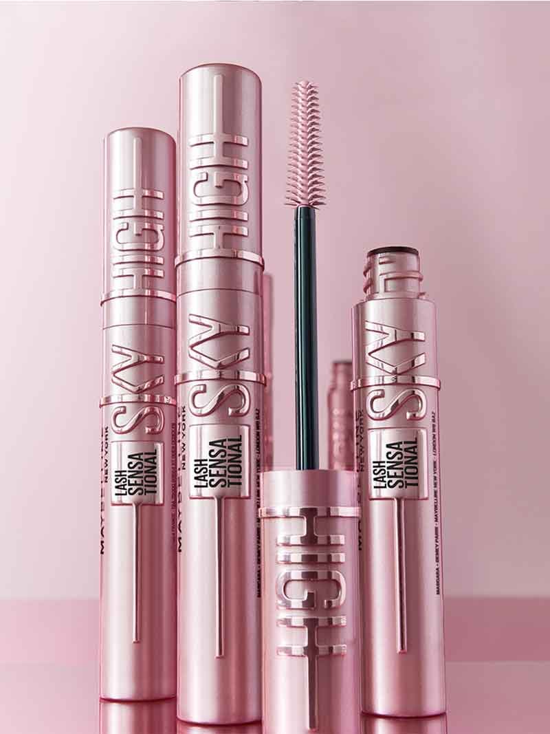 Zwei geschlossene und eine geöffnete  Sky High Mascaras nebeneinander vor rosa Hintergrund