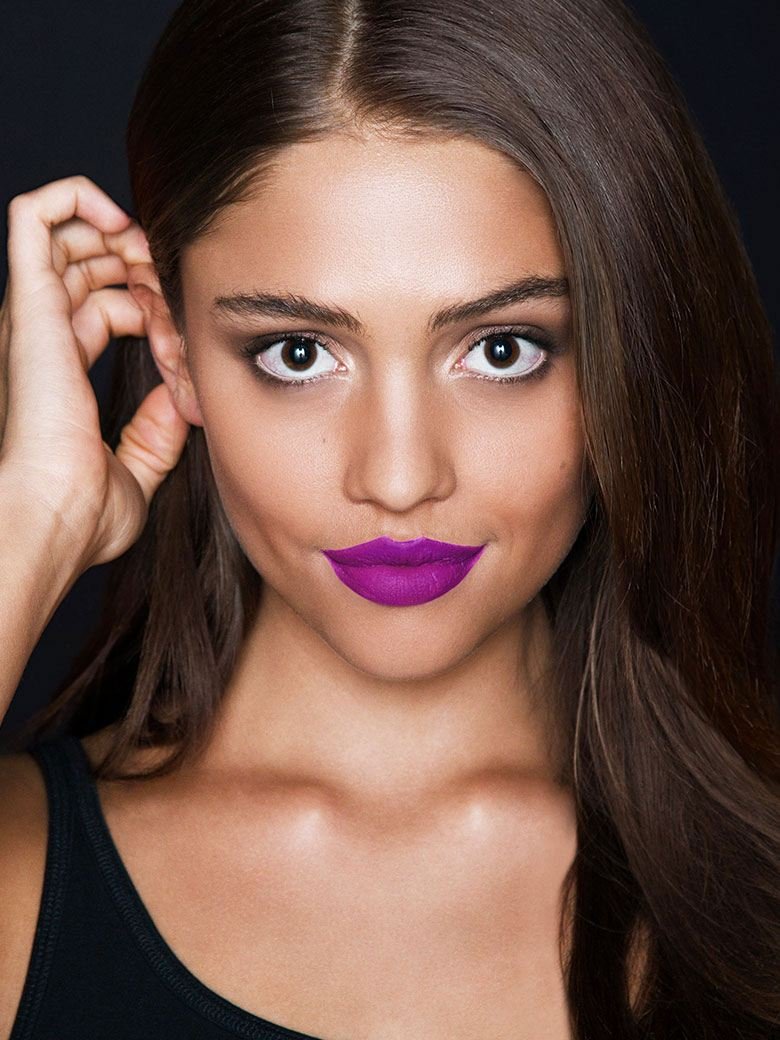 Gesicht einer Frau, die den lilanen Super Stay Matt Ink Lippenstift trägt